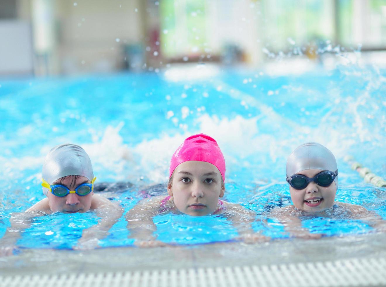 barngrupp vid poolen foto