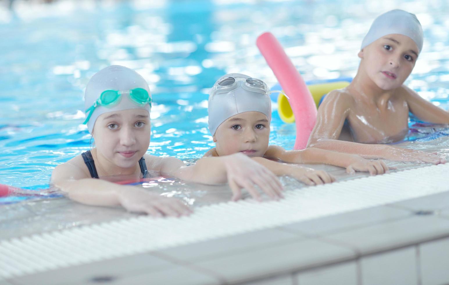 barngrupp vid poolen foto