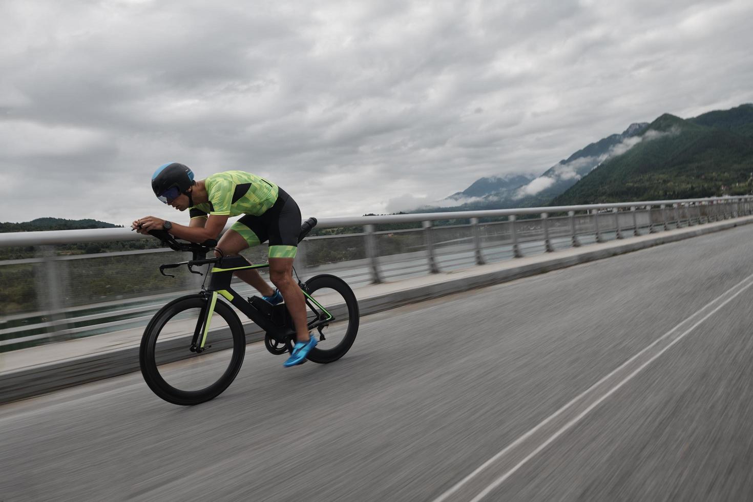 triathlonatlet som cyklar på morgonträning foto