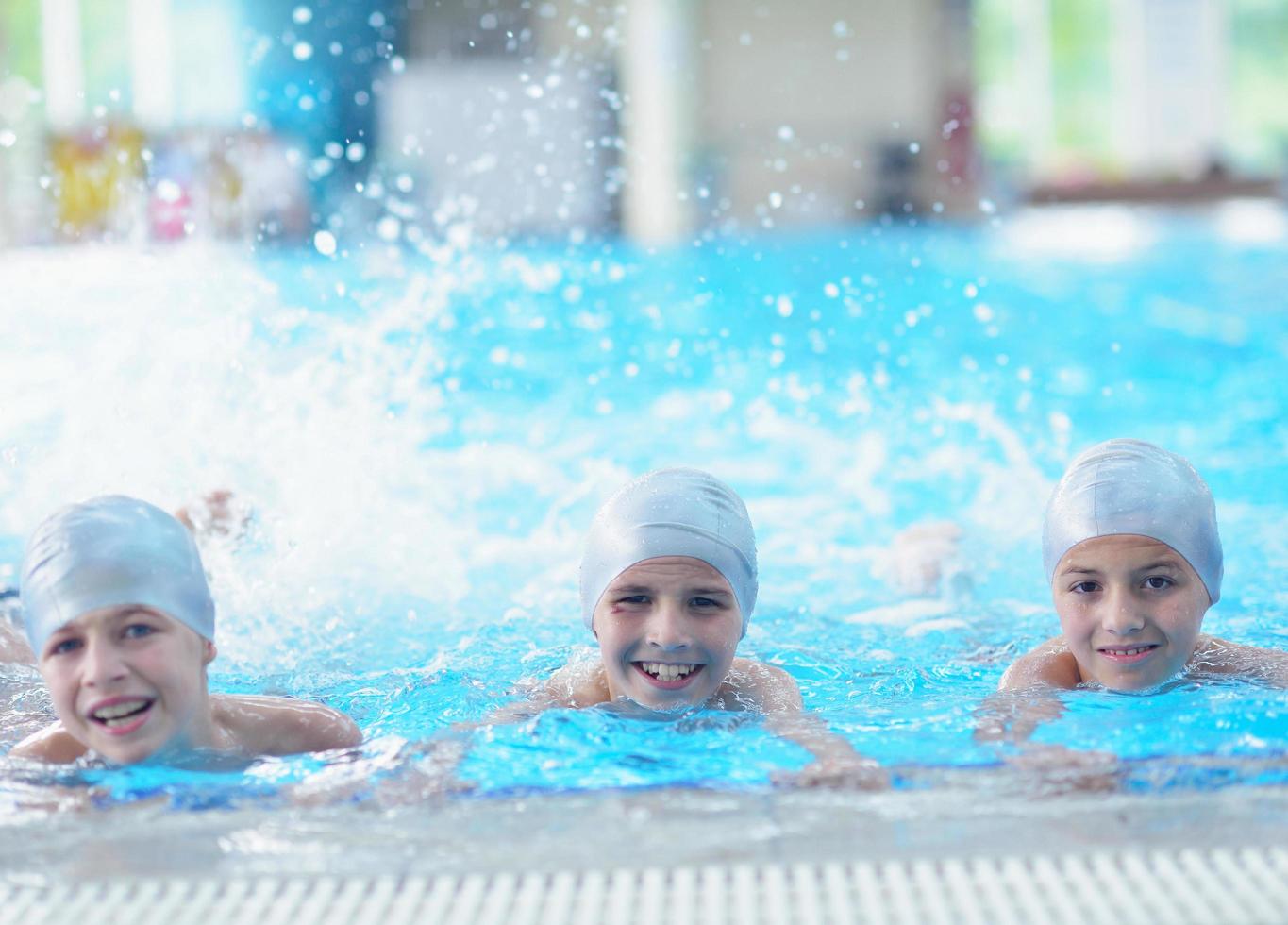 barngrupp vid poolen foto