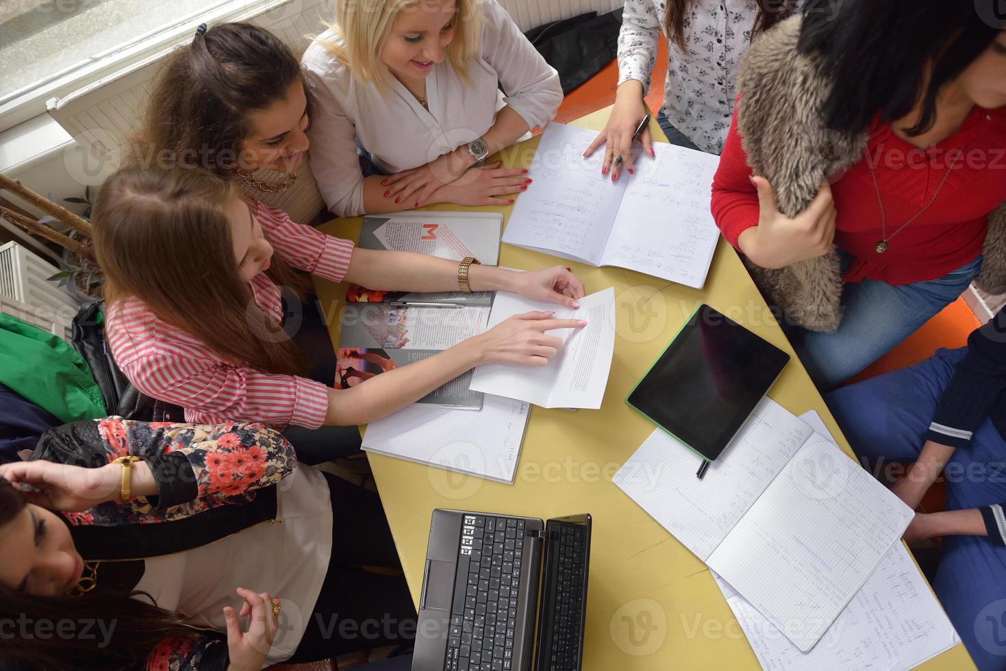 tonåren grupp i skola foto