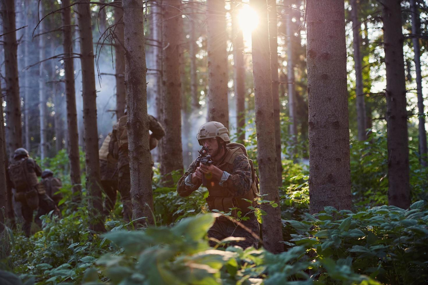 modern krigföring soldater trupp i slåss foto