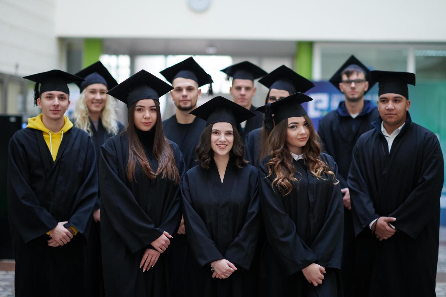 grupp av olika internationell examen studenter fira foto