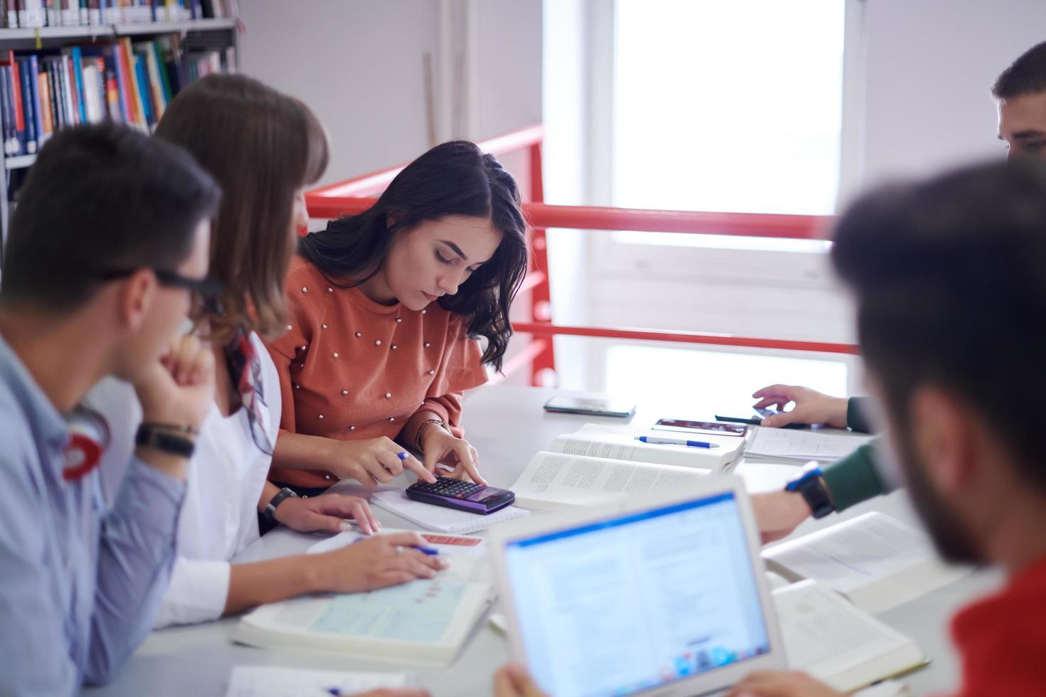 studentgrupp som arbetar med skolprojekt tillsammans på surfplatta vid modernt universitet foto