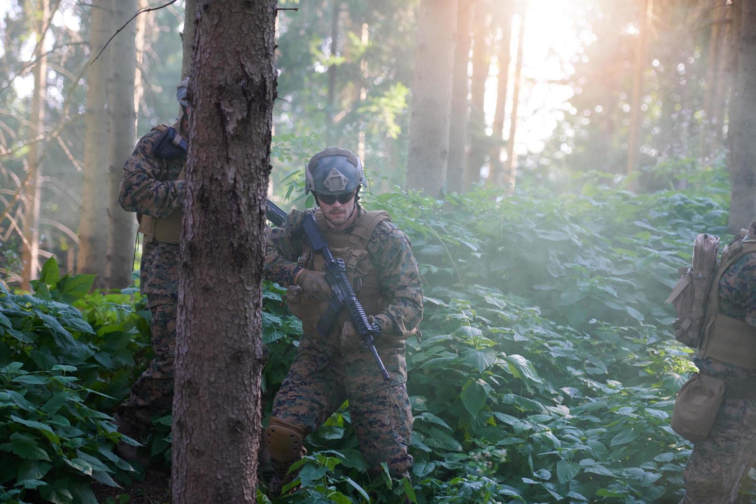 soldat i verkan siktar på laser syn optik foto