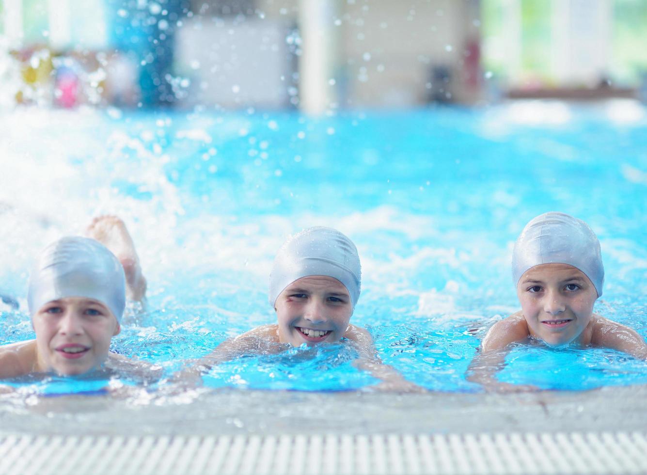 barngrupp vid poolen foto