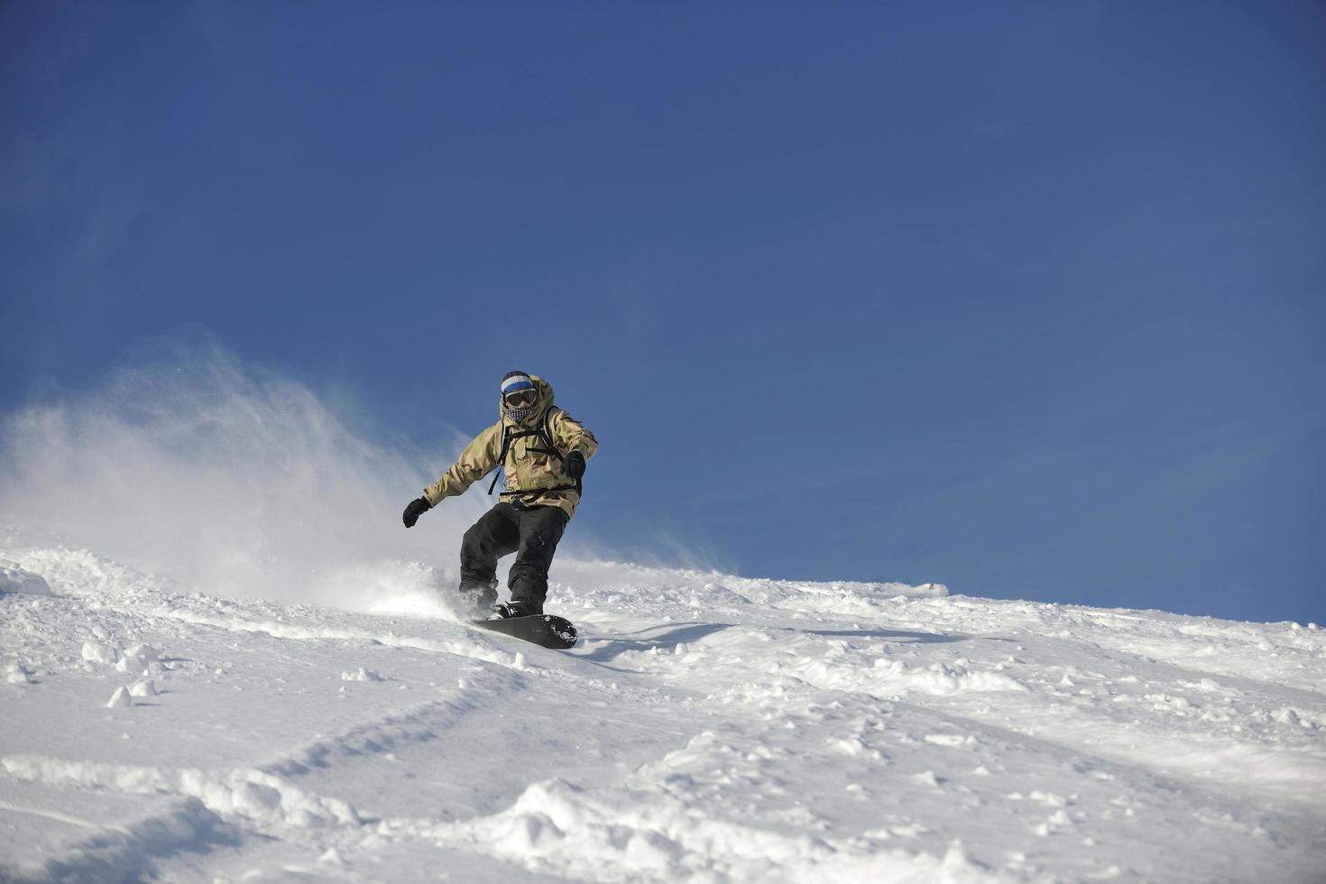 freestyle snowboardåkare hoppa och åka foto