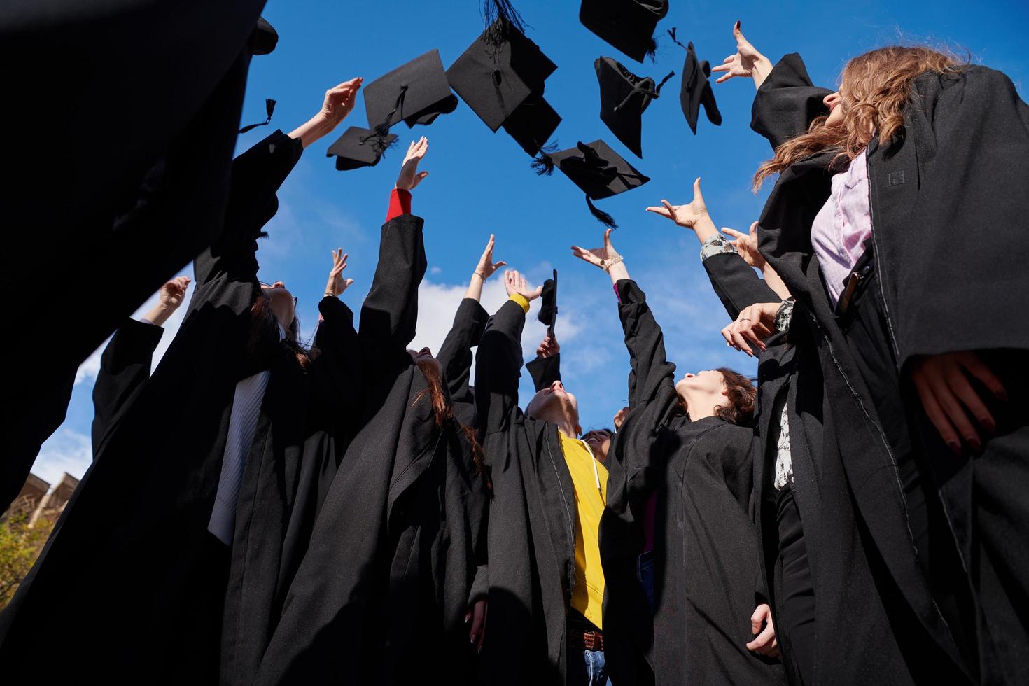 grupp av olika internationell examen studenter fira foto