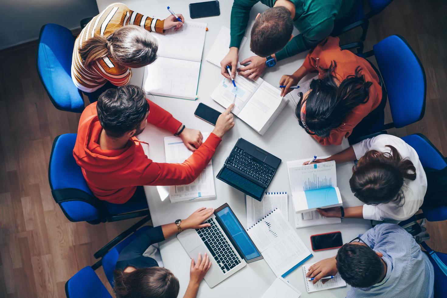 studenter använda sig av modern teknologi för en skola projekt foto