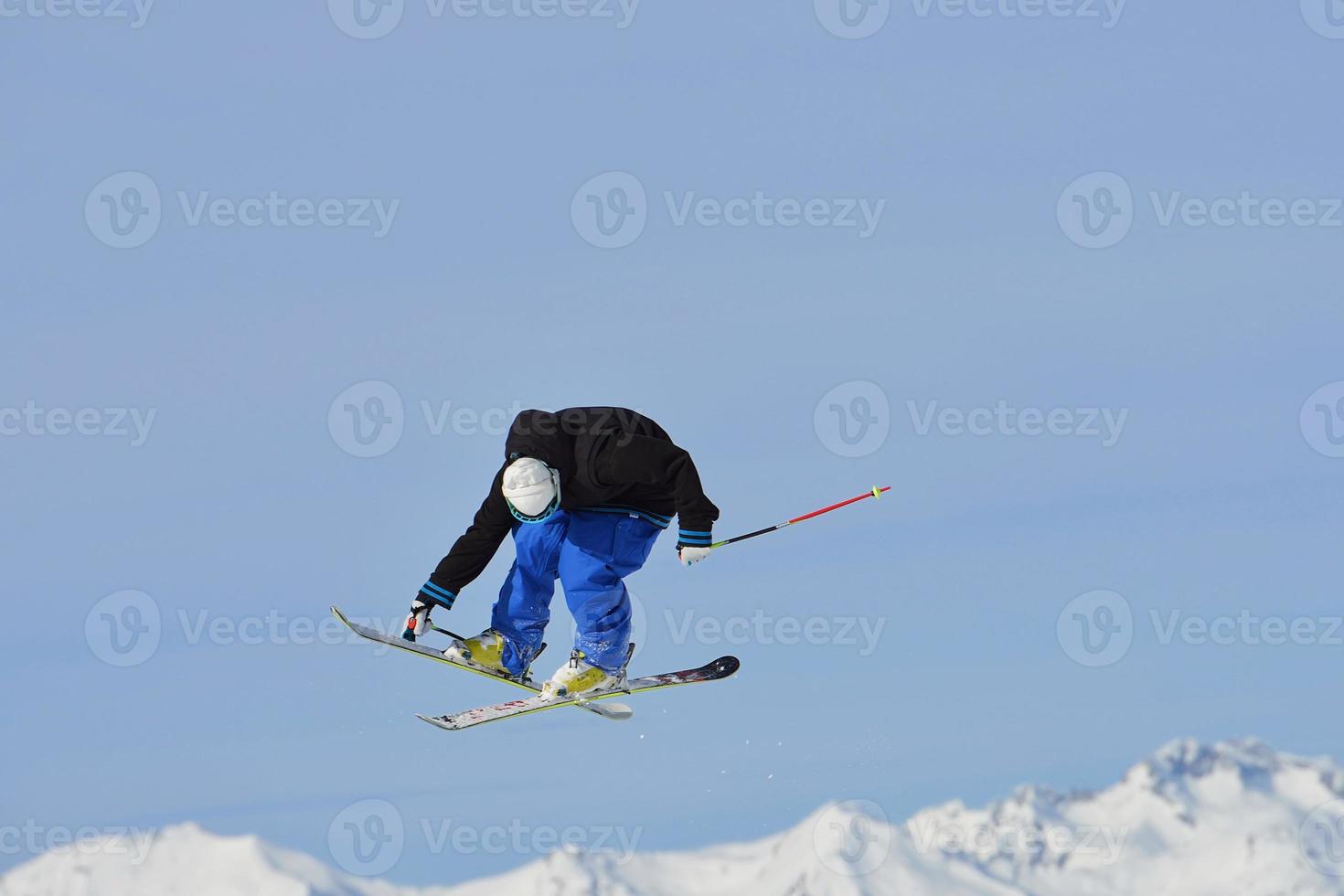 åka skidor hoppa se foto