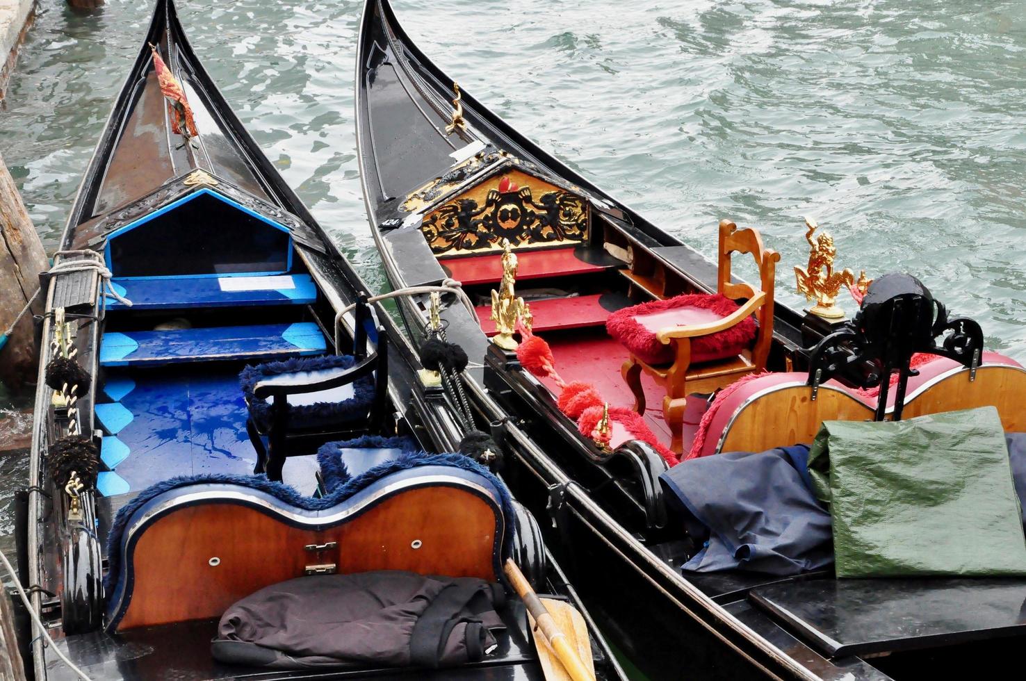 par av venetian gondoler väntar för de turister foto