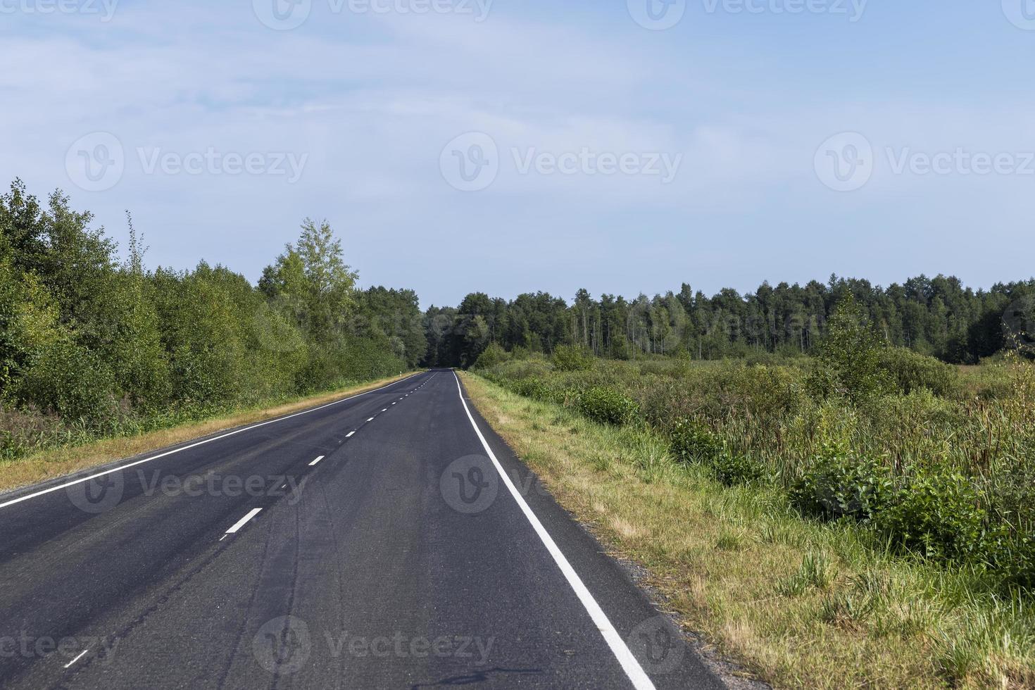 smal asfalterad väg för bilar foto