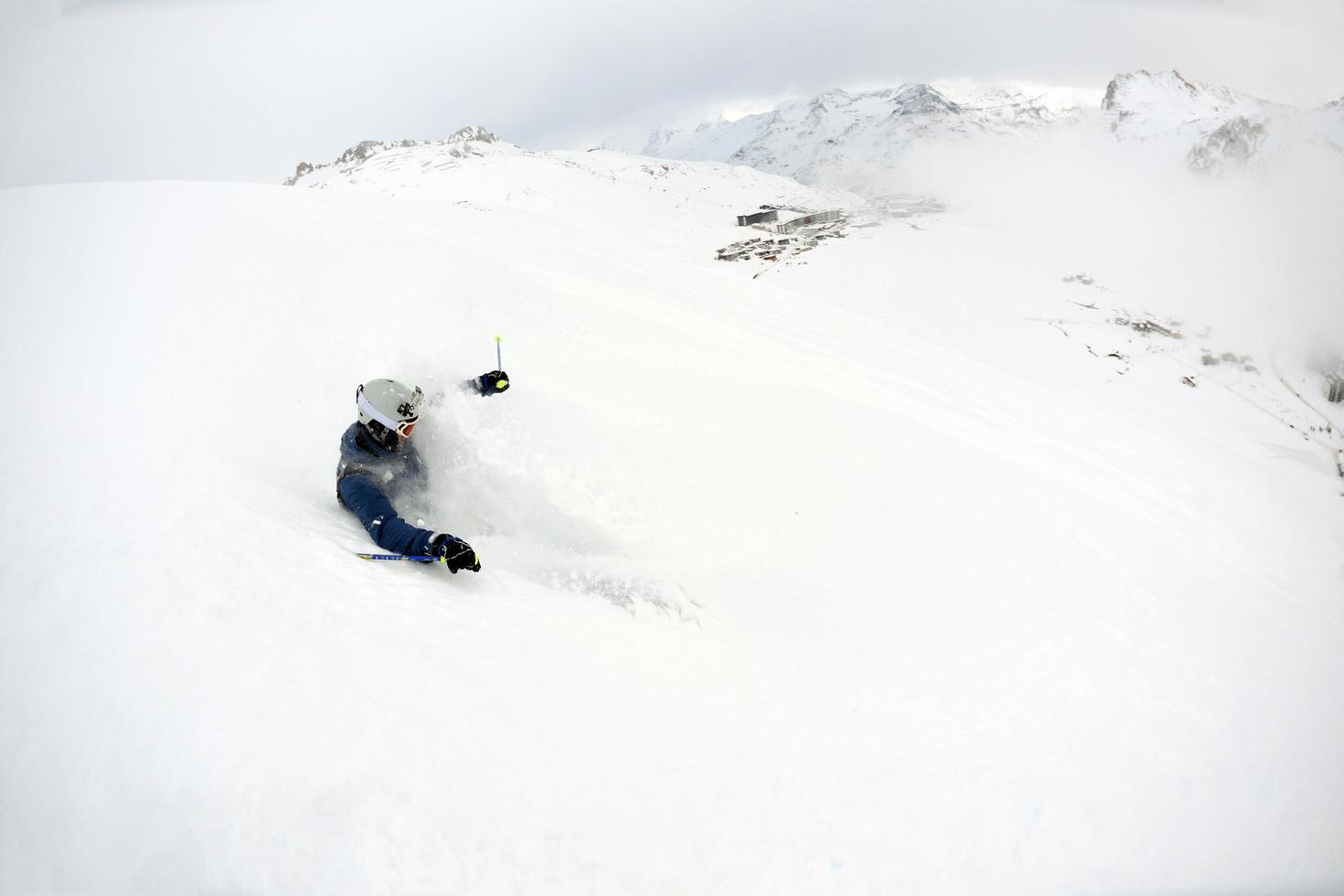 skidåkning på nysnö på vintersäsongen på vacker solig dag foto