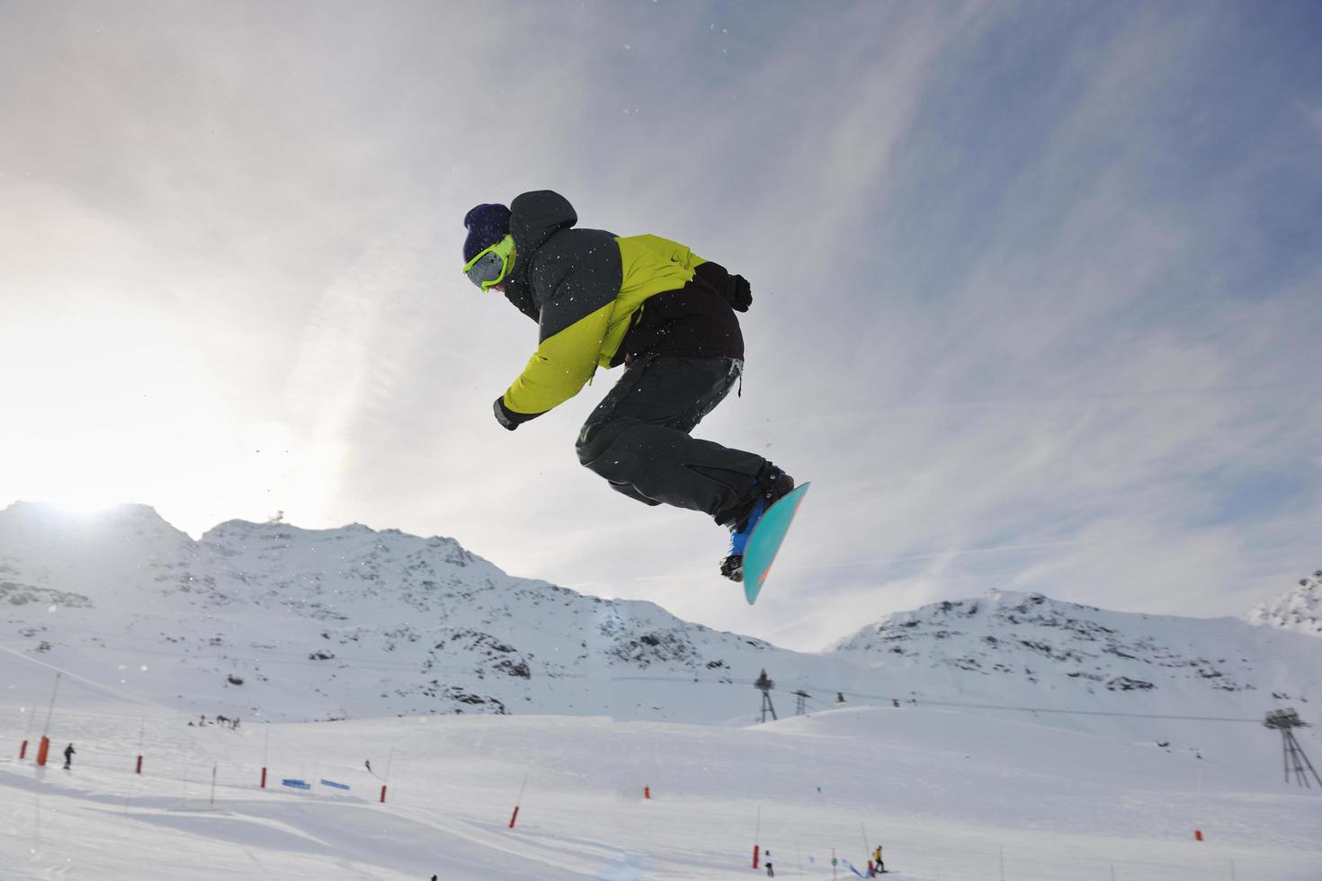 glad ung man ha kul på vintern på bergstoppen foto