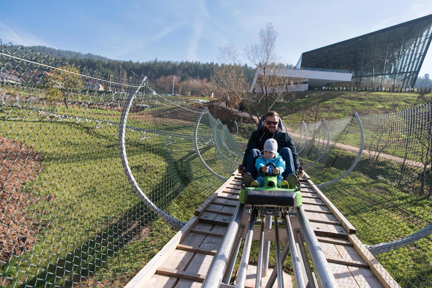 far och son åtnjuter körning på alpina underlägg foto