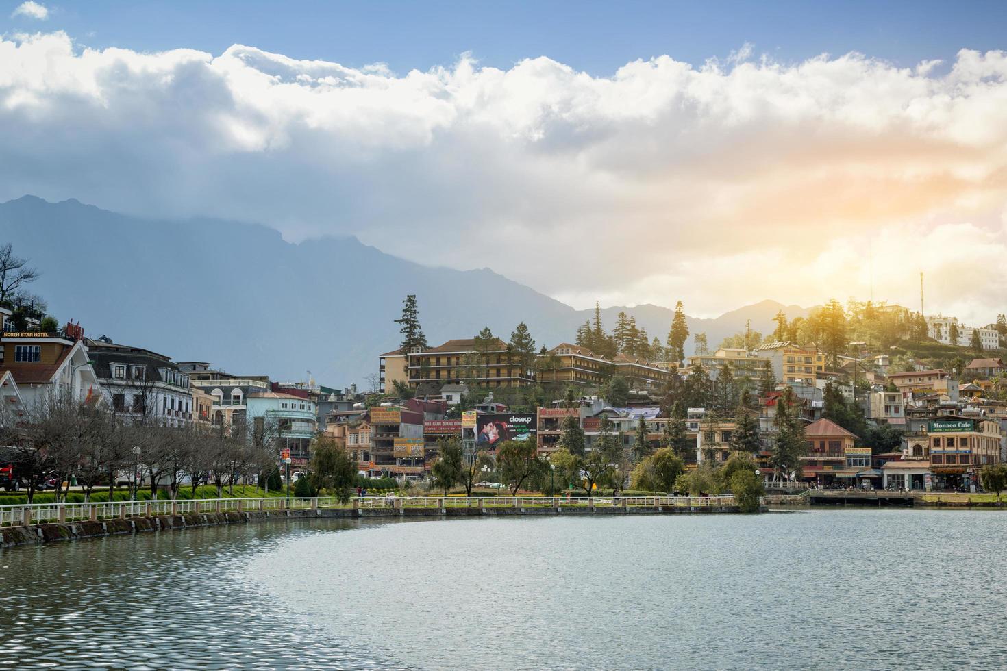 skön se sapa dal vietnam panorama i morgon- soluppgång med skönhet moln foto