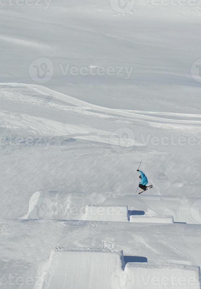 åka skidor hoppa se foto