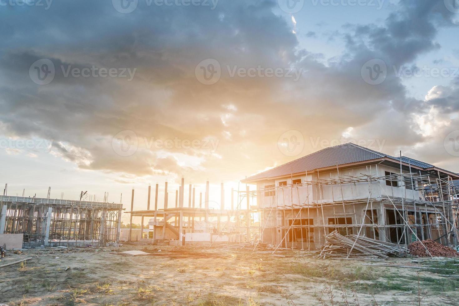 nybyggnation av hus på byggarbetsplats foto