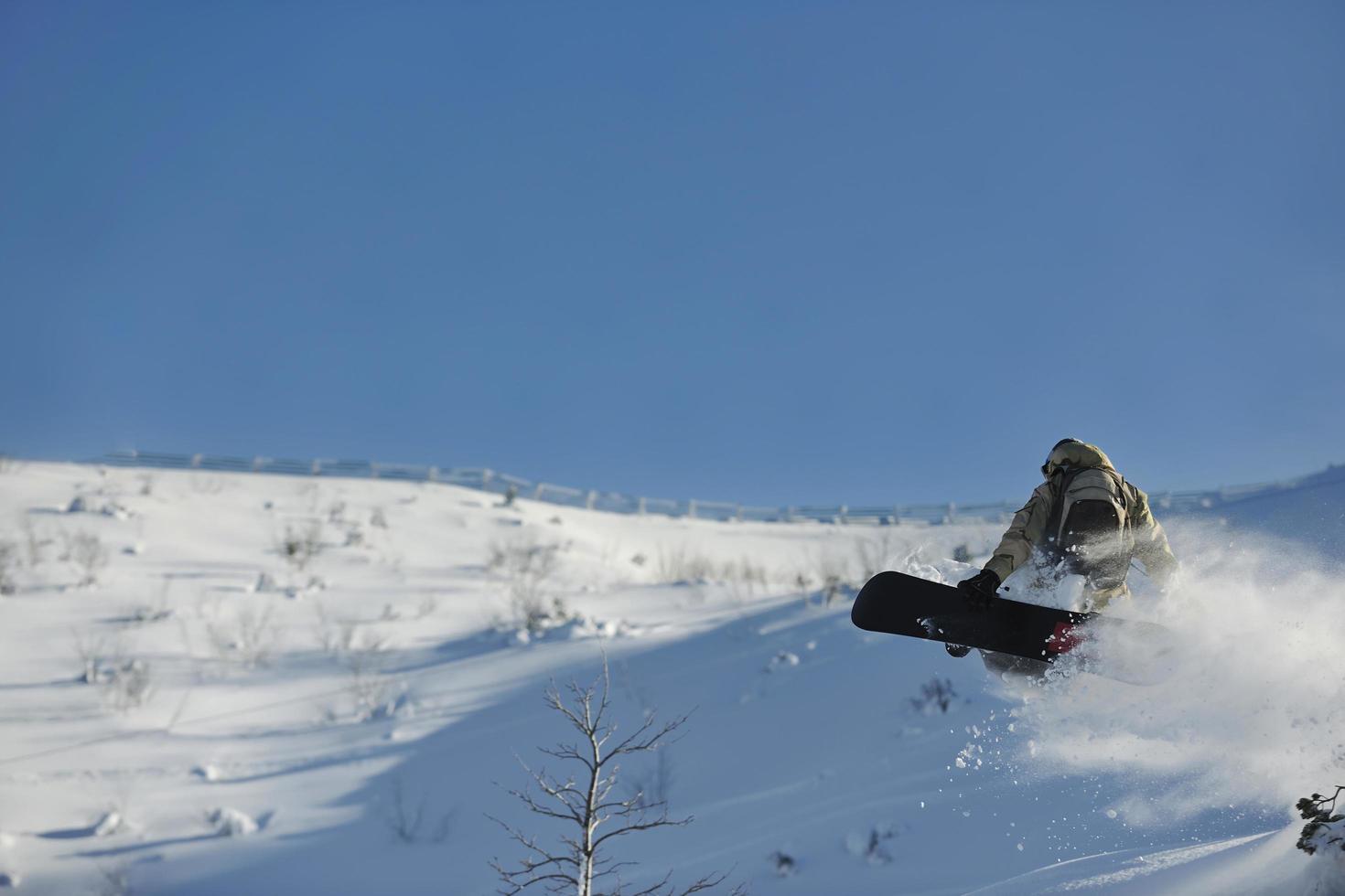 freestyle snowboardåkare hoppa och åka foto