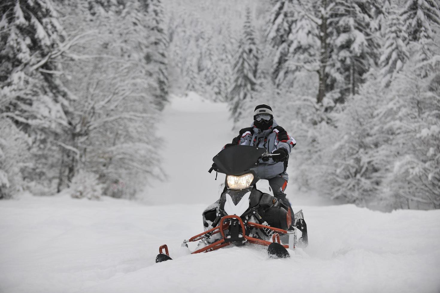 snöskoter på snö foto