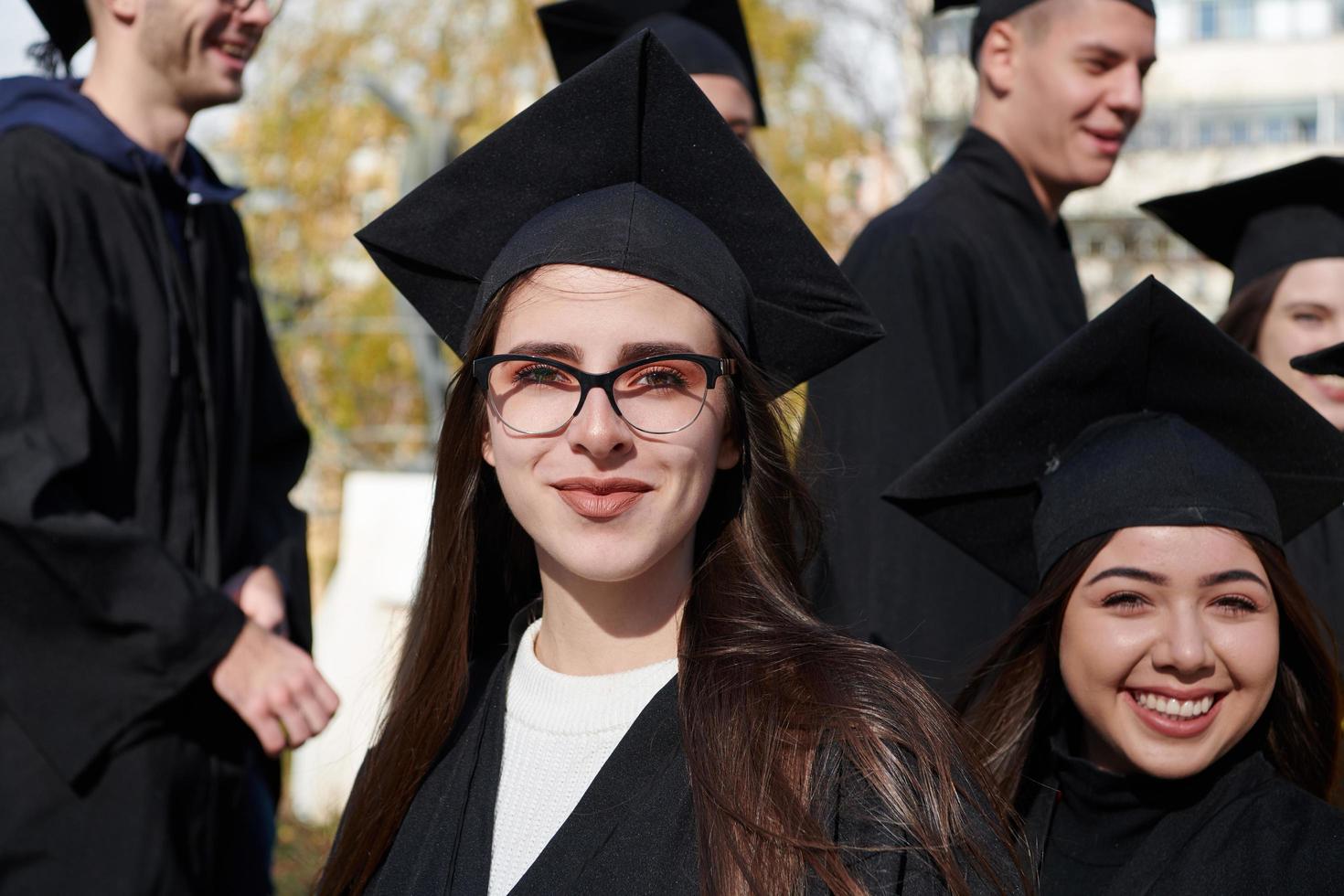 grupp av olika internationell examen studenter fira foto