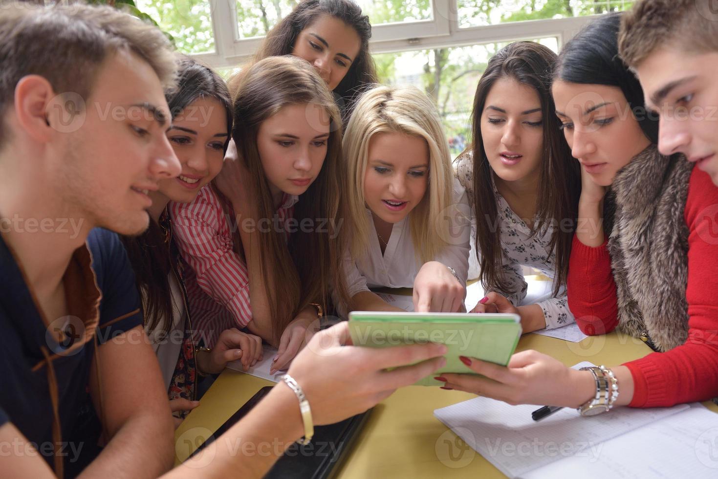 tonåren grupp i skola foto