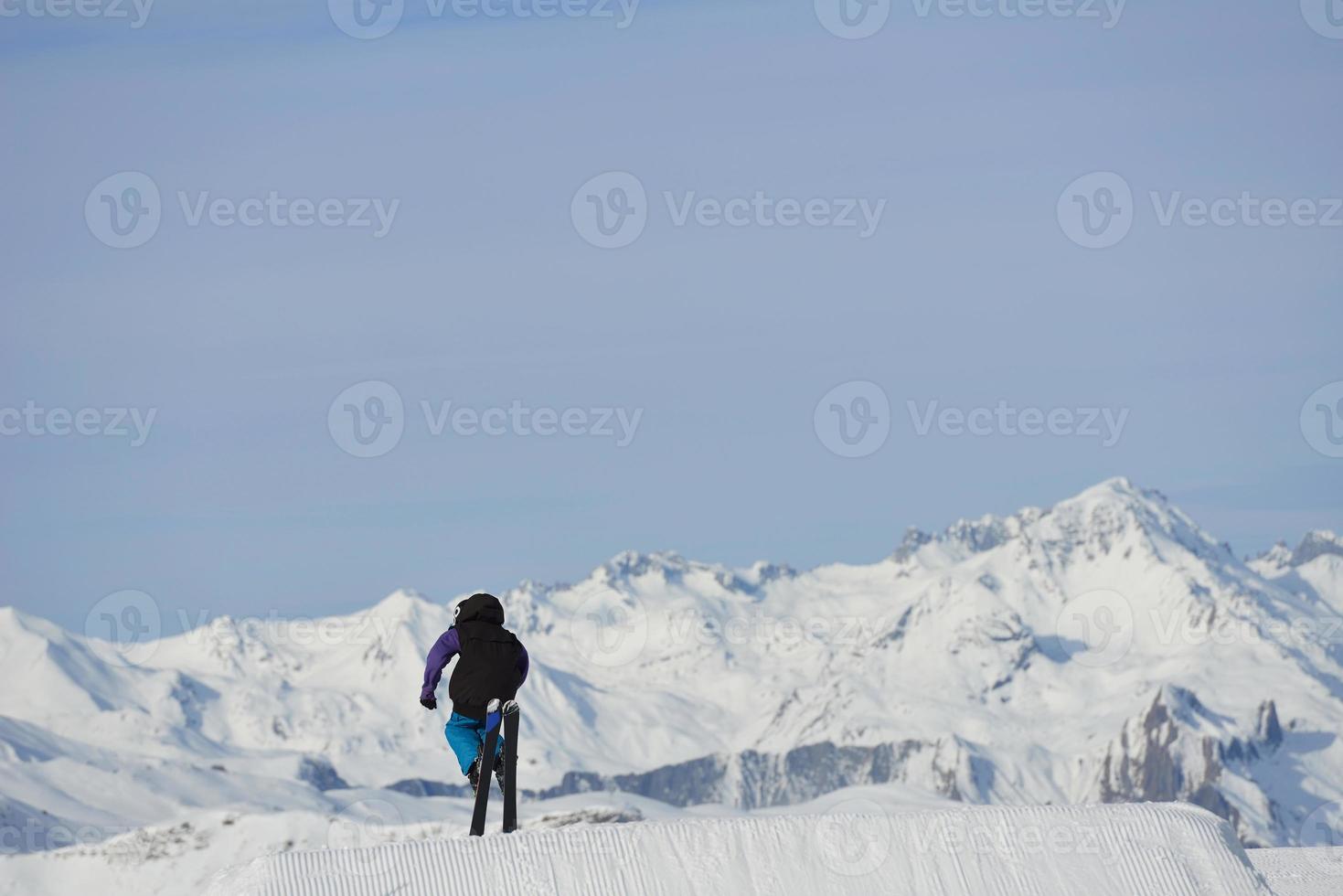 åka skidor hoppa se foto