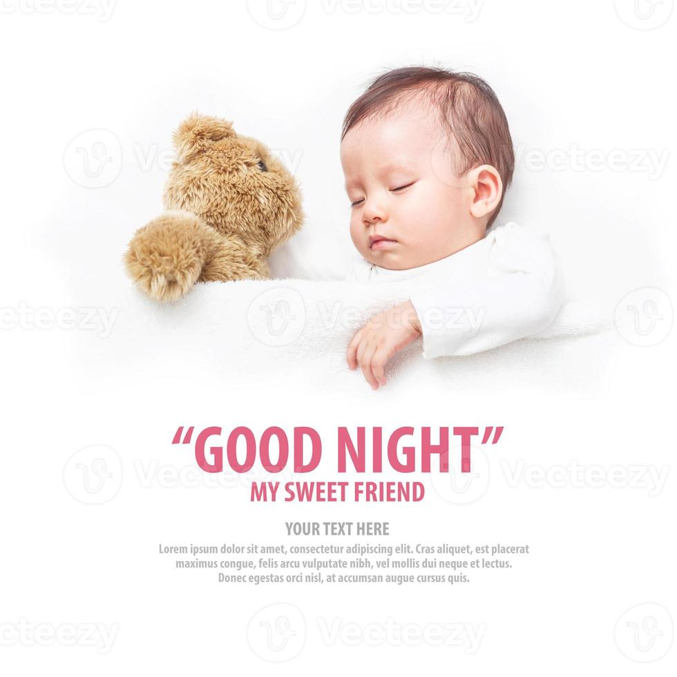 asiatisk bebis sovande med henne teddy Björn med lydelse Bra natt min ljuv vän foto