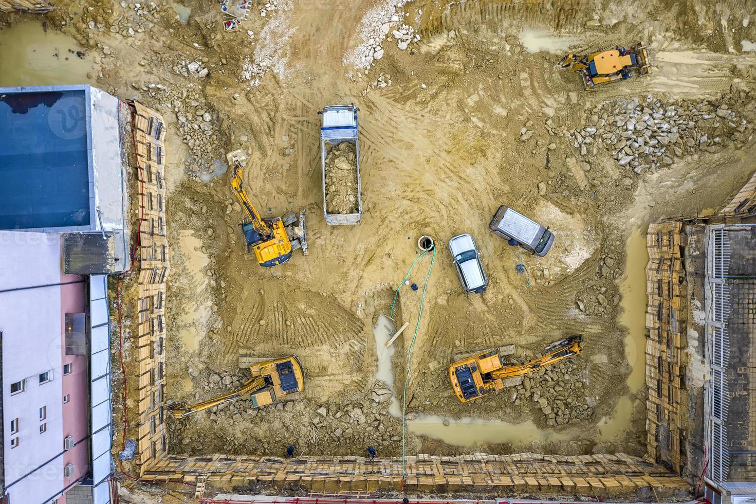 tung konstruktion Utrustning arbetssätt på de konstruktion webbplats. antenn se från Drönare foto