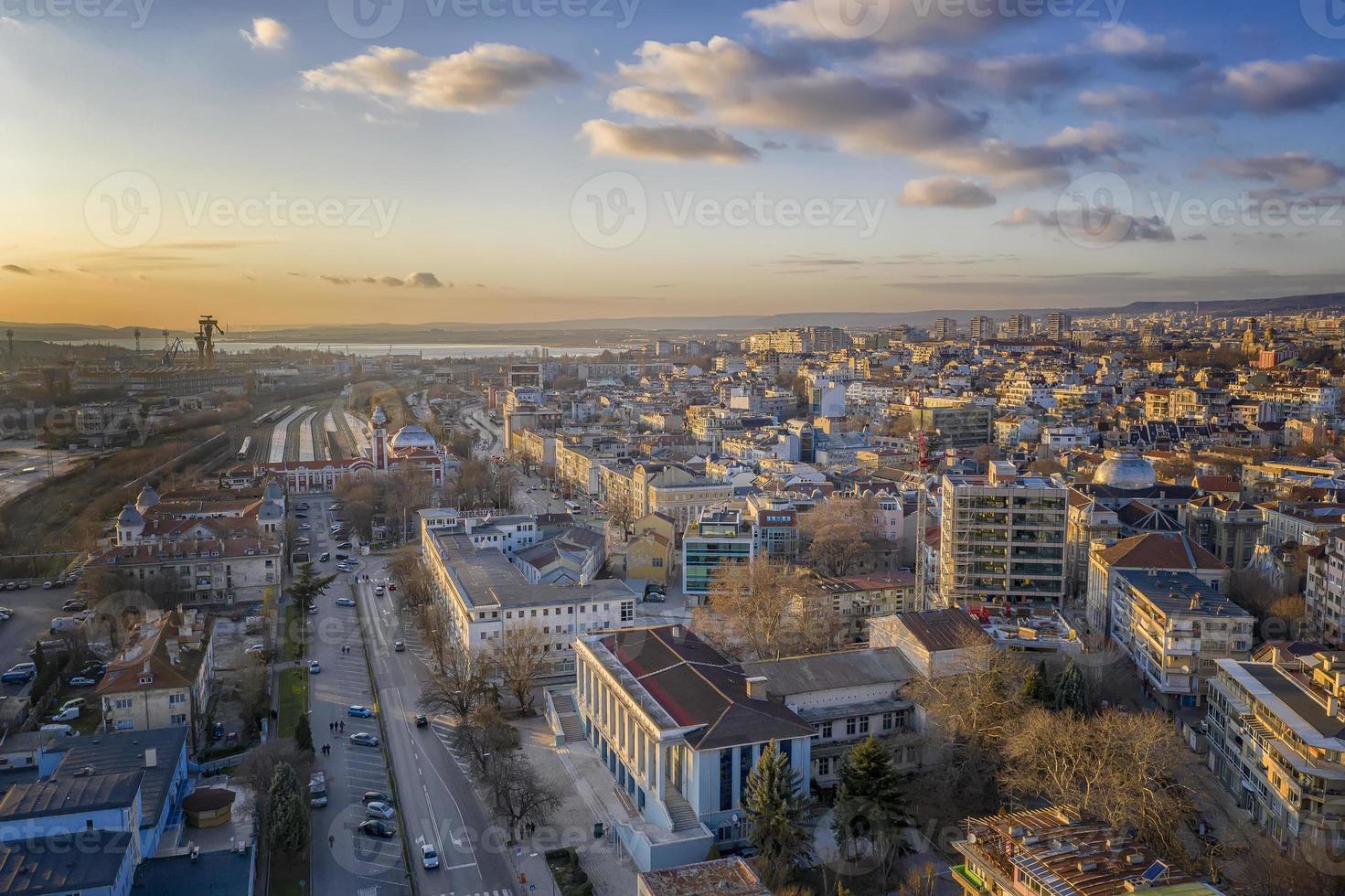 antenn se från Drönare av stad och central järnväg station, varna, bulgarien foto