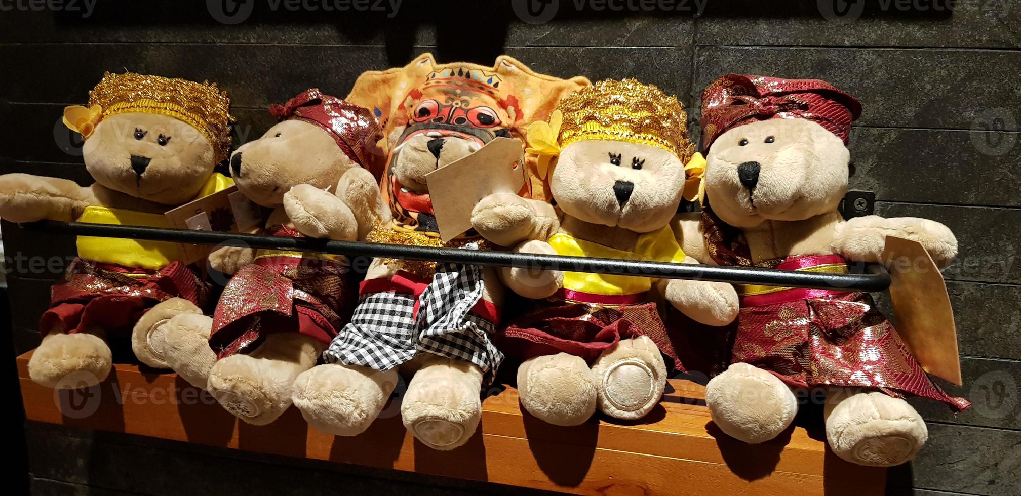grupp av fluffig fylld Björn leksaker bär olika kläder, teddy Björn fylld djur- foto