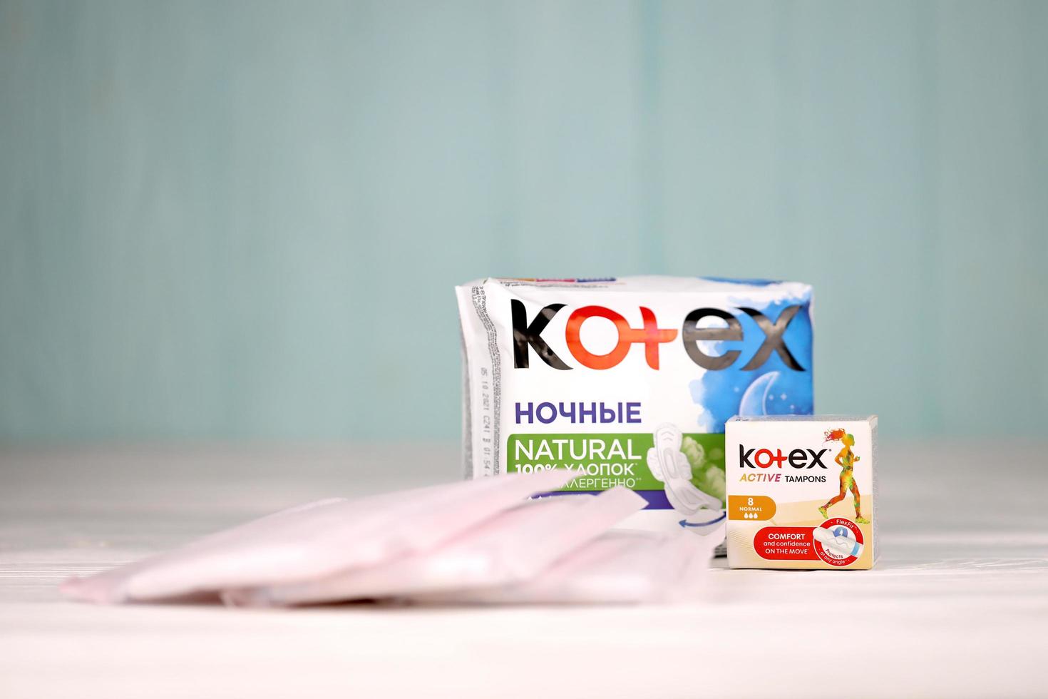ternopil, ukraina - april 24, 2022 kotex produktion med logotyp. kotex är en varumärke av feminin hygien Produkter, inkluderar maxi, tunn och ultra tunn dynor. foto
