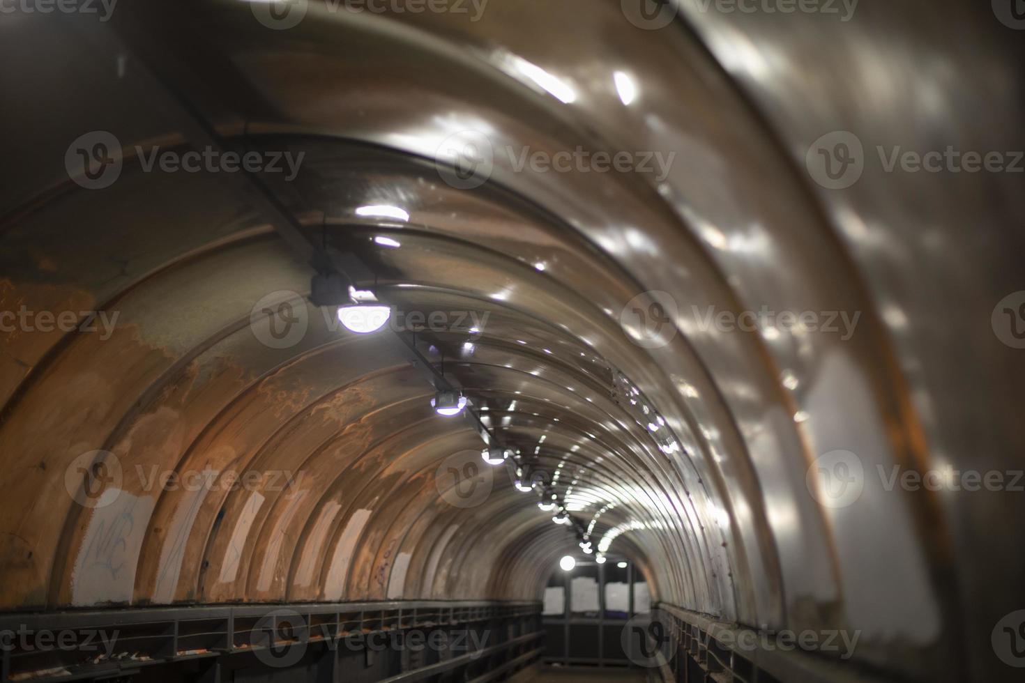 tunnel med lampor. ljus på plast kupol. vi körde fotgängare korsning. urban infrastruktur. foto