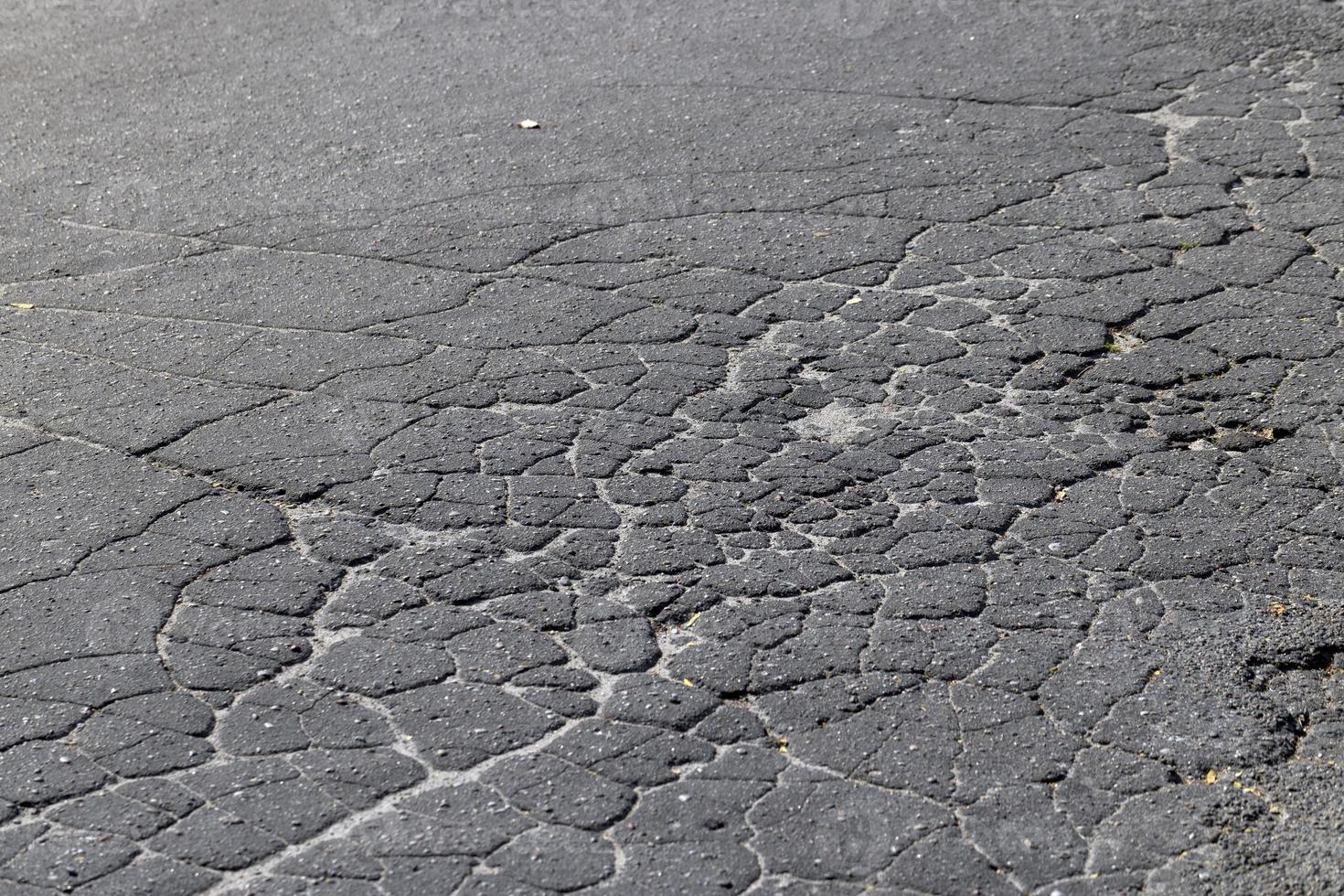 gropar och sprickor på de asfalt av de väg foto