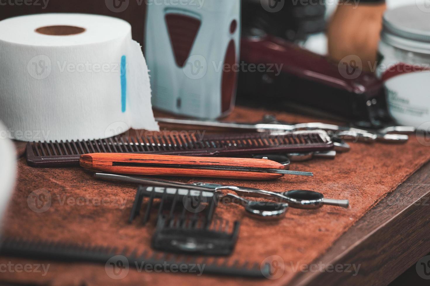 barberare affär verktyg på gammal trä- bakgrund.frisör årgång verktyg för skägg grooming i retro barberare affär foto