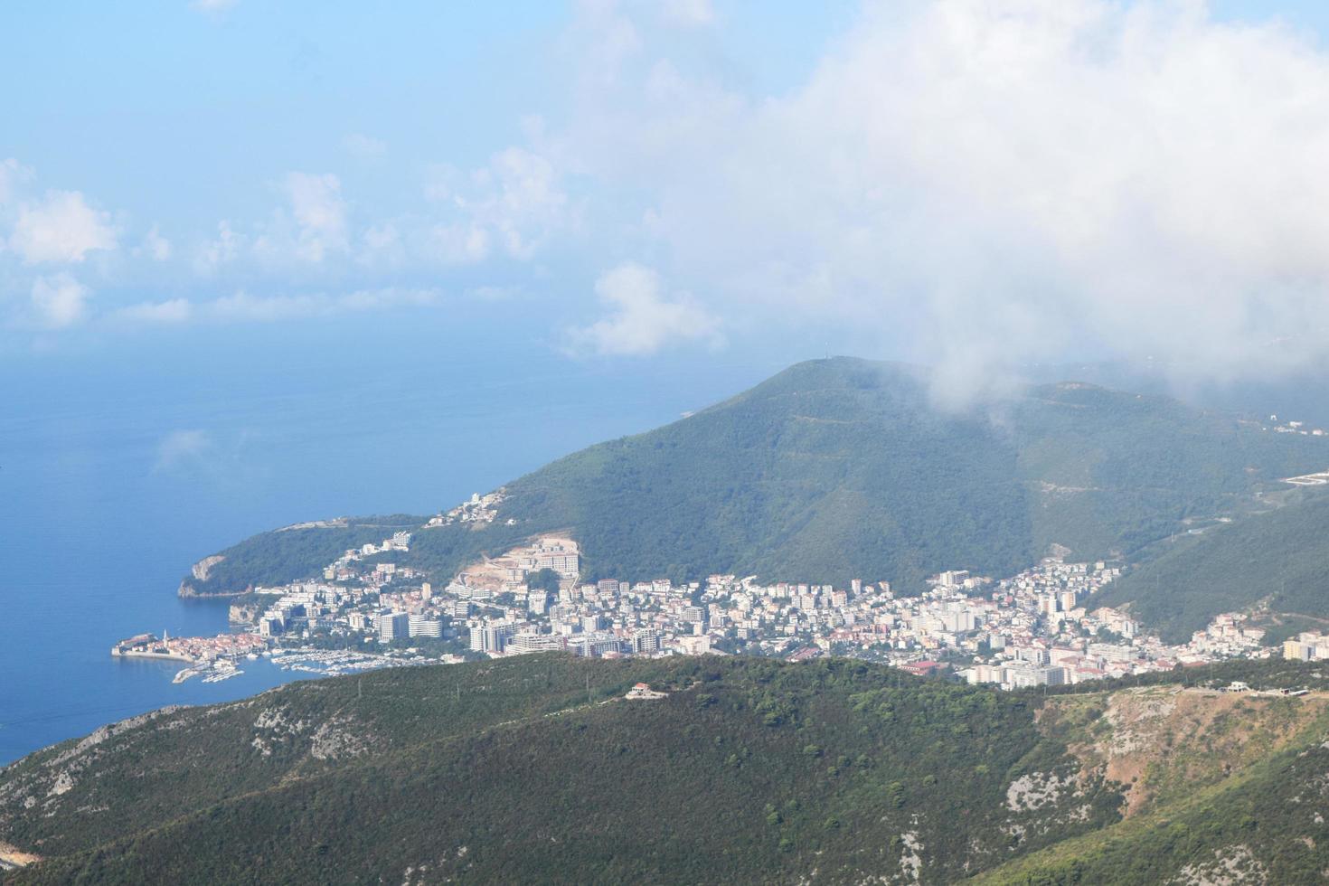 panorama- se av de stad av budva i monte och de adriatisk kust foto