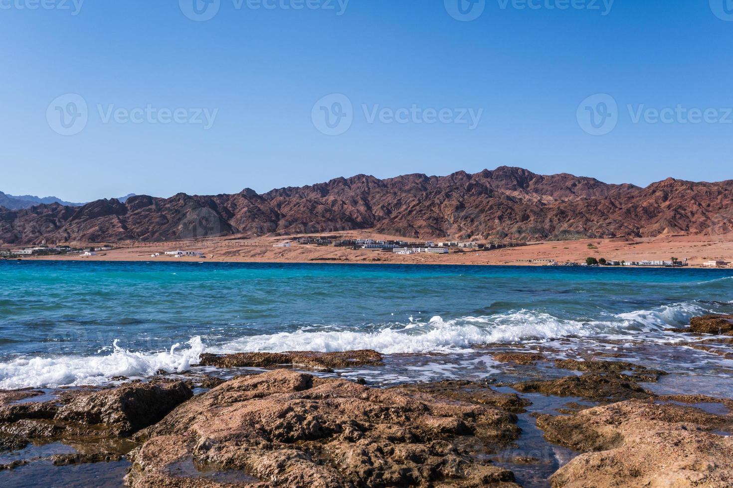 panorama i berg räckvidd på sinai egypten liknande till martian landskap med hav se foto