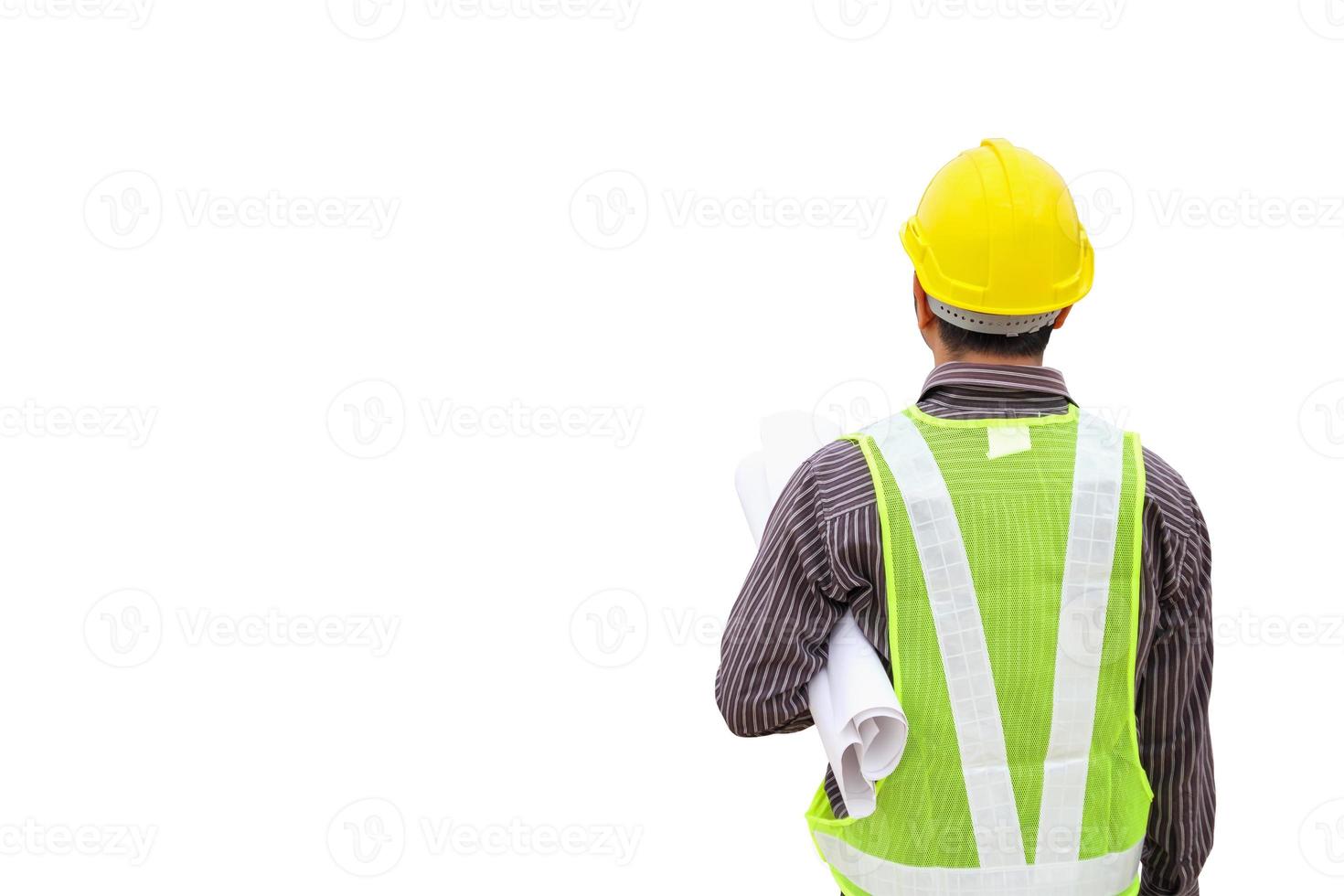 ingenjör arbetare med ritning och skyddshjälm isolerad på vit bakgrund foto