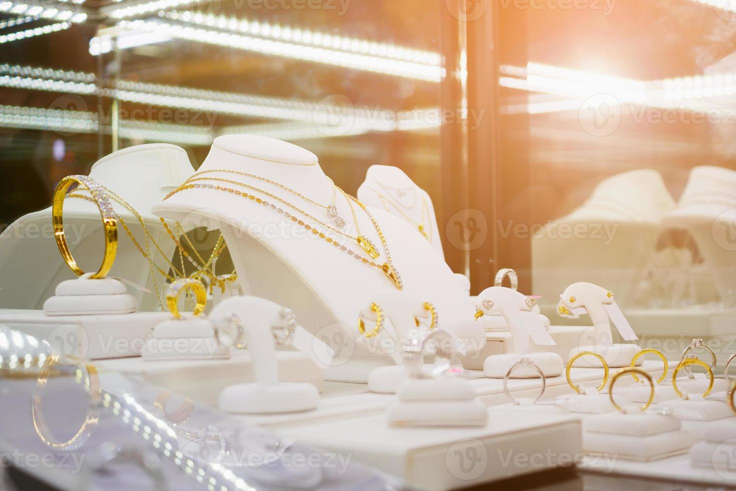 guld smycken diamant butik med ringar och halsband lyx butik fönster display foto