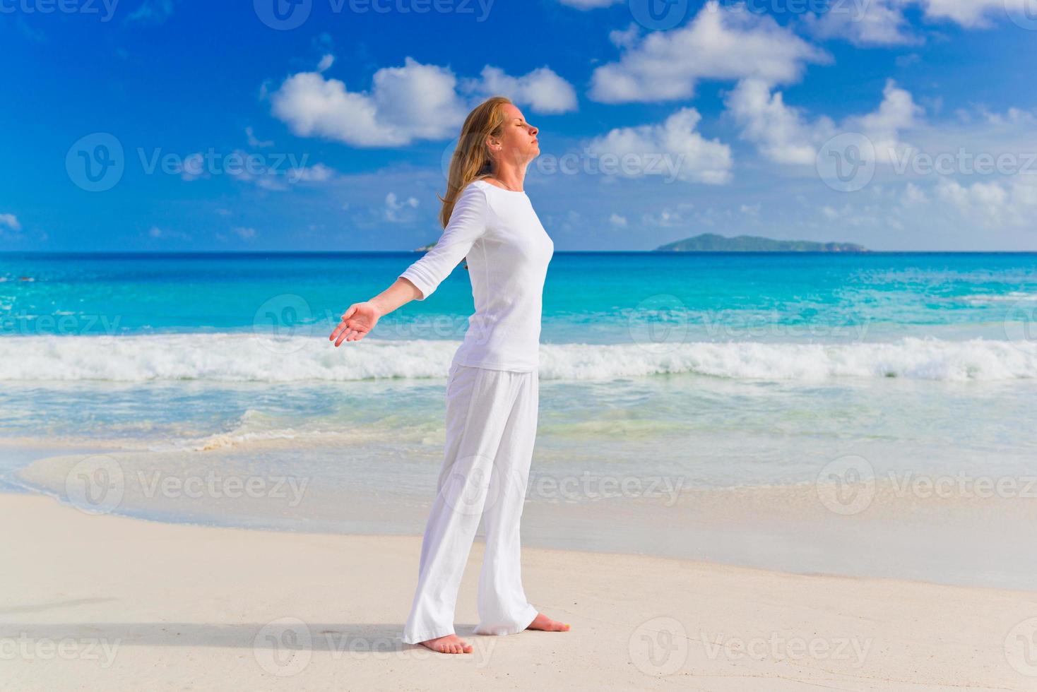 ung kvinna på stranden foto