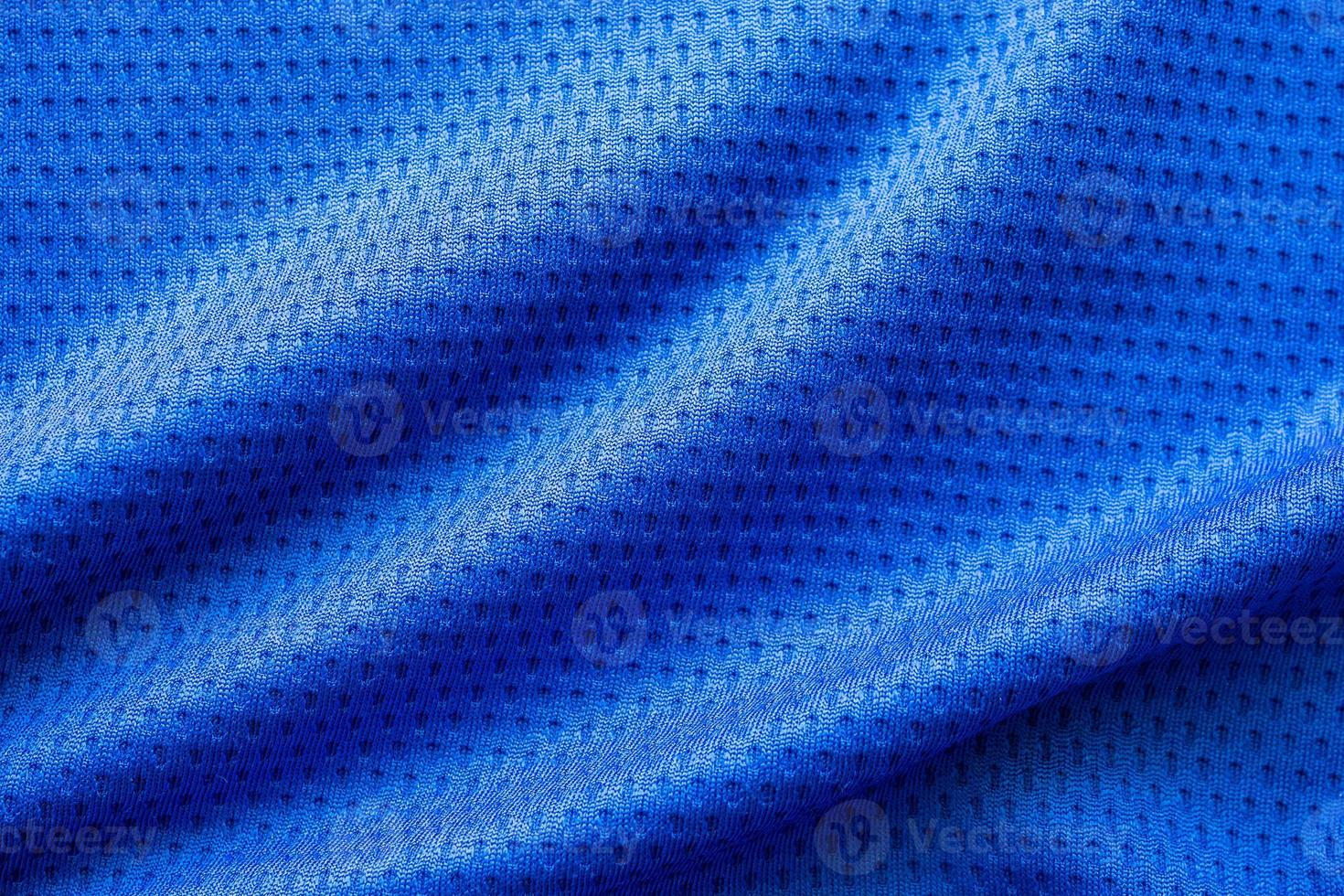 blå färg tyg sportkläder fotbollströja med air mesh textur bakgrund foto