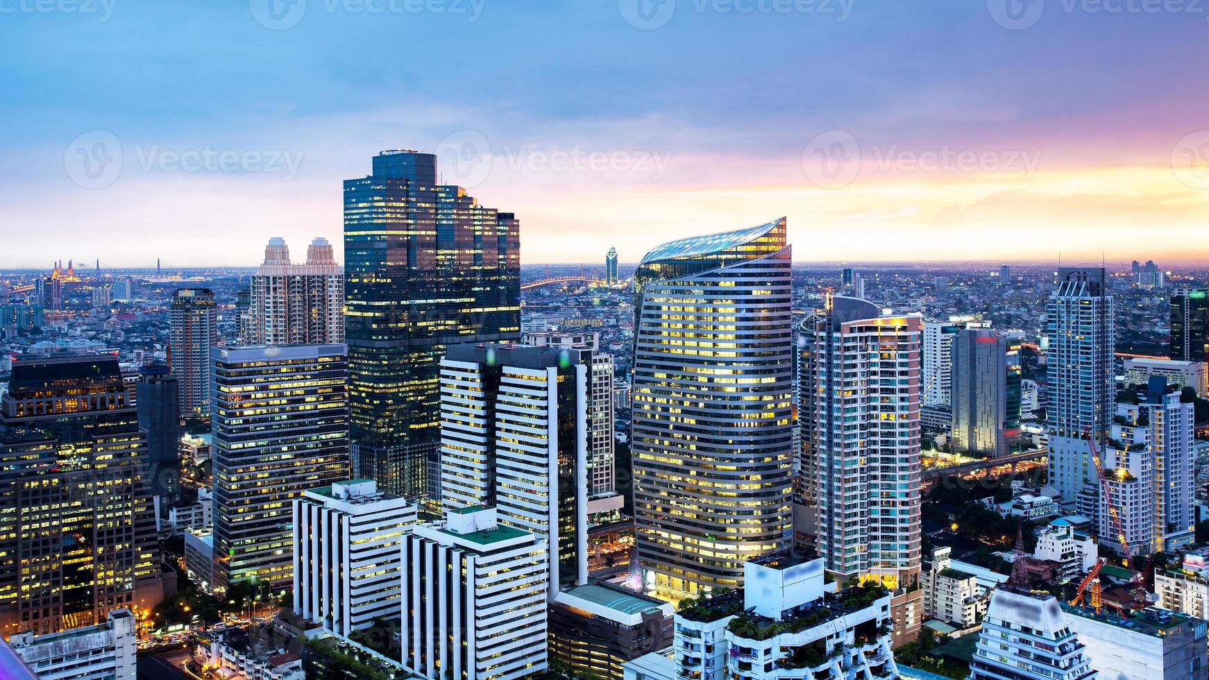bangkok stadsbild, affärsdistrikt med hög byggnad i skymningen foto