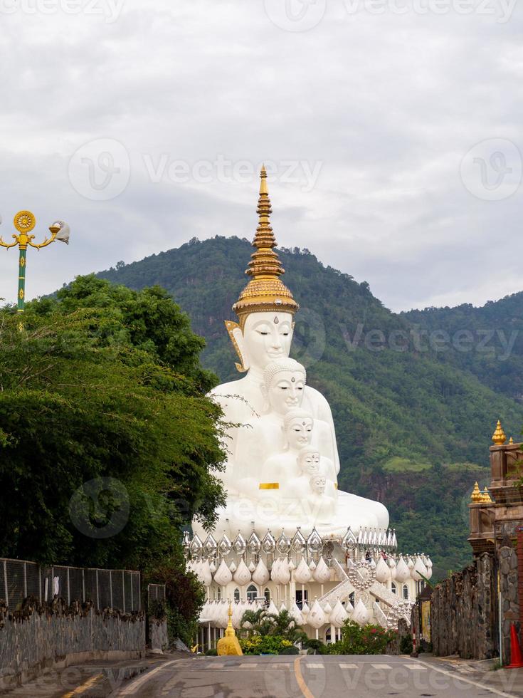 vit buddha och natur foto