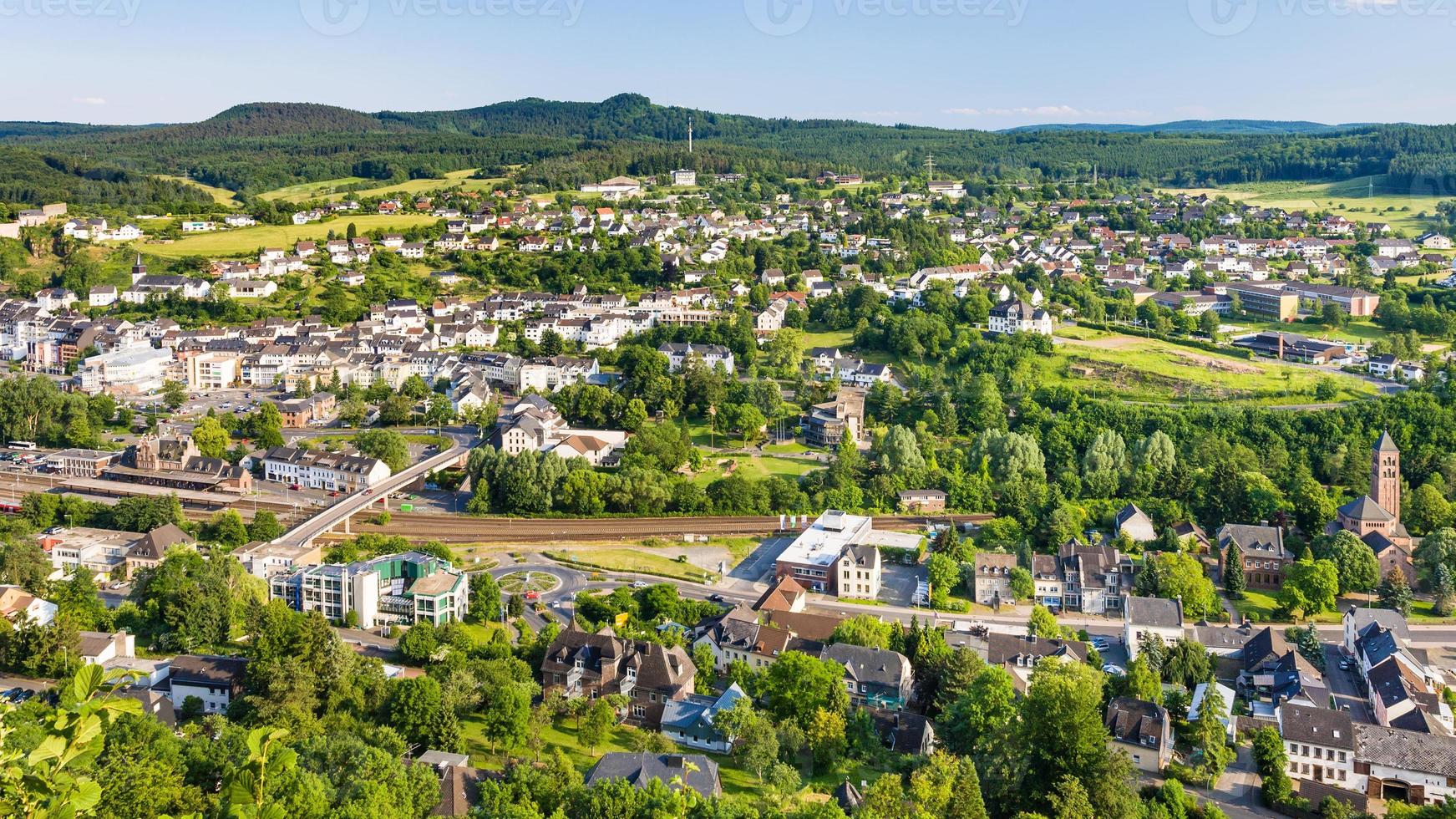 ovan se av gerolstein stad i sommar dag foto