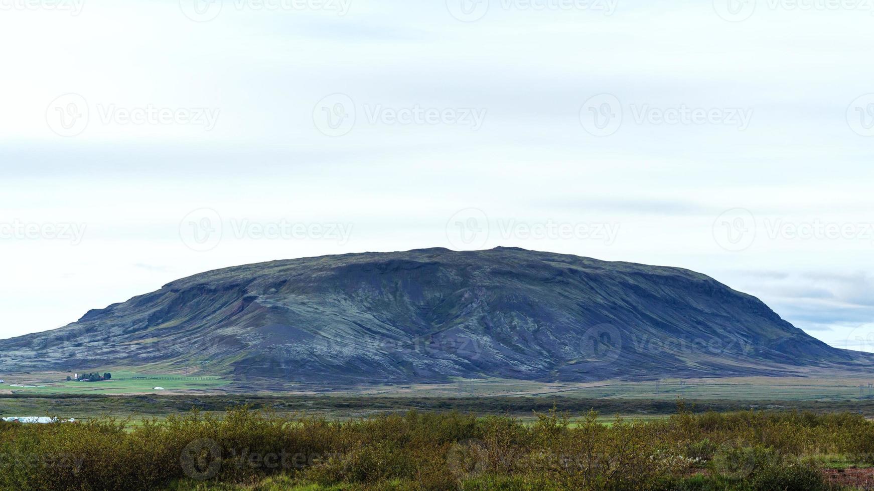isländsk landskap med kulle i september kväll foto