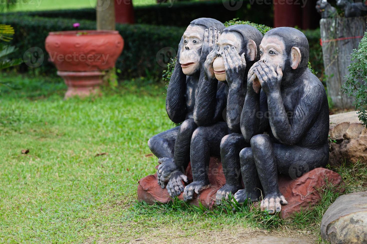 tre svart apor staty, stänger öga, mun, öra. foto