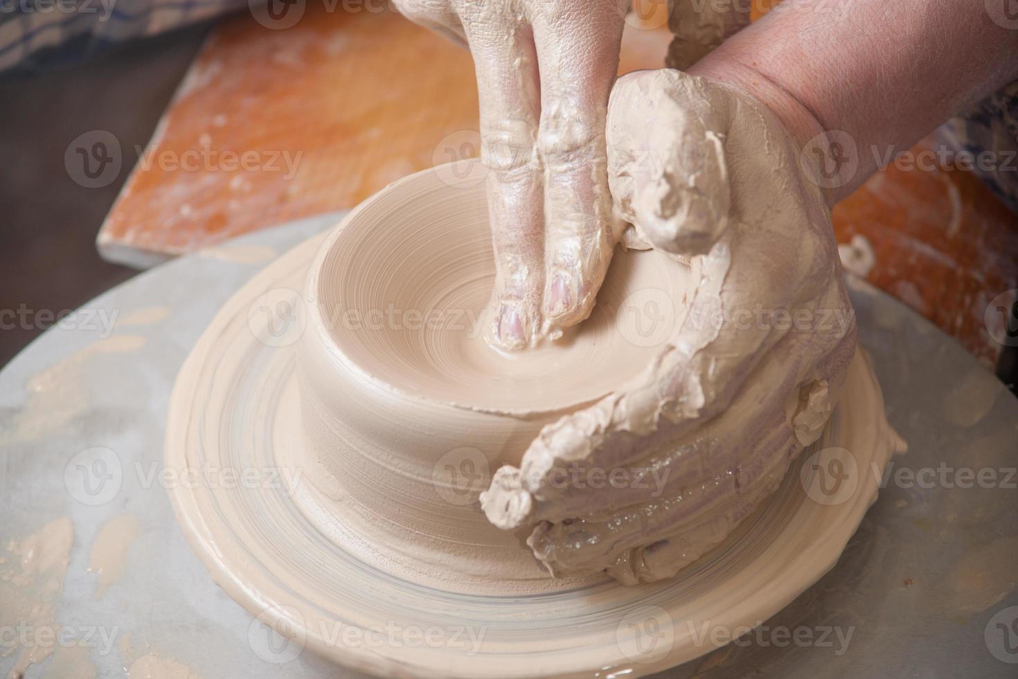 händerna på en keramiker foto