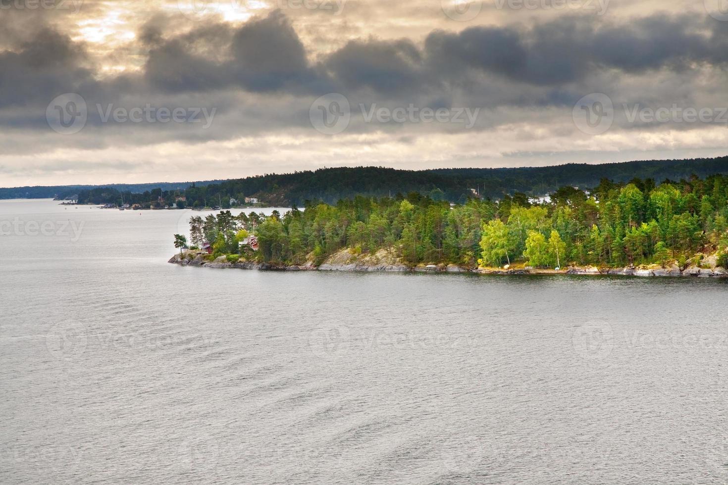 små sten öar i svenska fjord på solnedgång foto