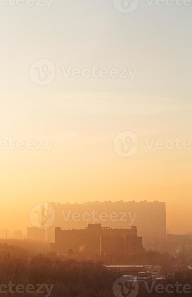 orange soluppgång himmel över urban hus i vinter- foto