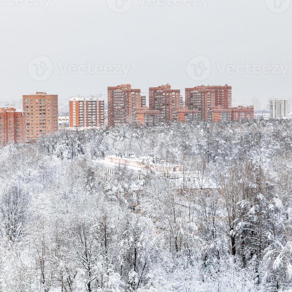 urban parkera och bostads- hus i vinter- foto